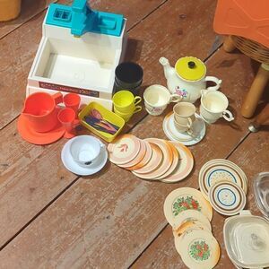 Fisher Price Kitchen Pump Sink #918 w/vintage dish set Pumps Real Water